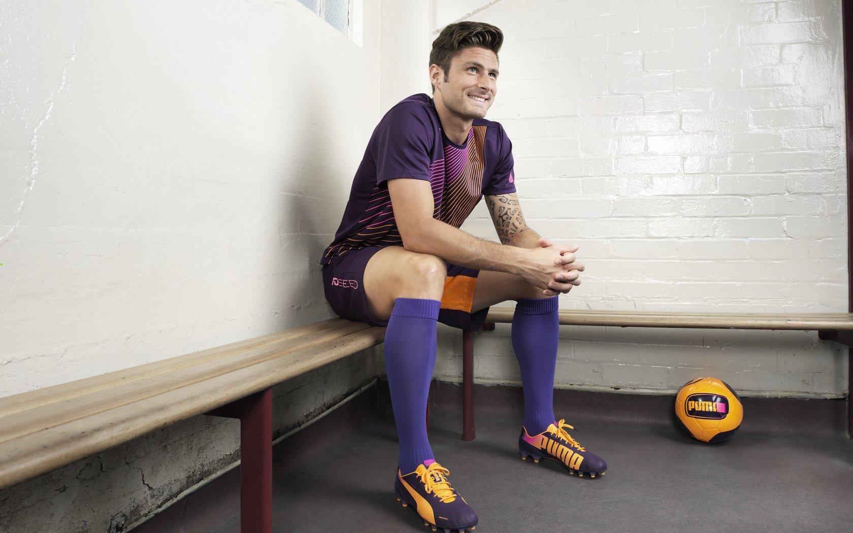 综合格斗巨星卫冕战引爆全球，激烈对决刷新赛事纪录